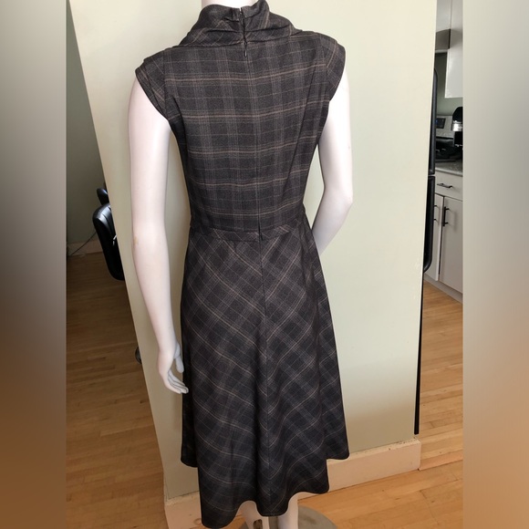 Tahari Gray Plaid Fit and Flare Cowl Neck Cap Sleeve Dress 6 - Picture 4 of 6